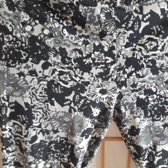 LULAROE LEGGINGS STRETCH BANDED BLACK & WHITE FLORAL WOMENS SIZE TALL & CURVY - Picture 2 of 6
